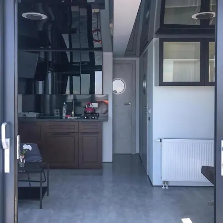 Houseboat In With A Terrace Hotel en barco *
