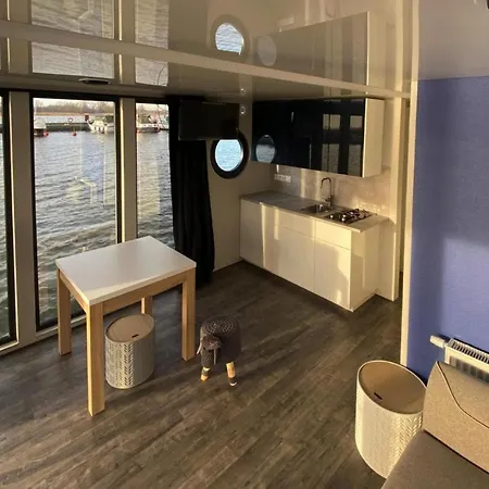 Hotel en barco Houseboat In With A Terrace Kamien Pomorski