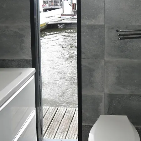 Houseboat In With A Terrace Hotel en barco