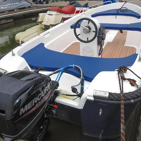 Houseboat In With A Terrace Hotel en barco Kamien Pomorski